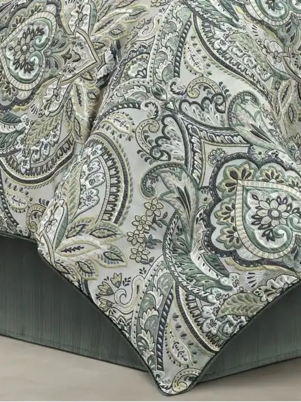 J. Queen New York Nico Comforter Set - Queen NEW